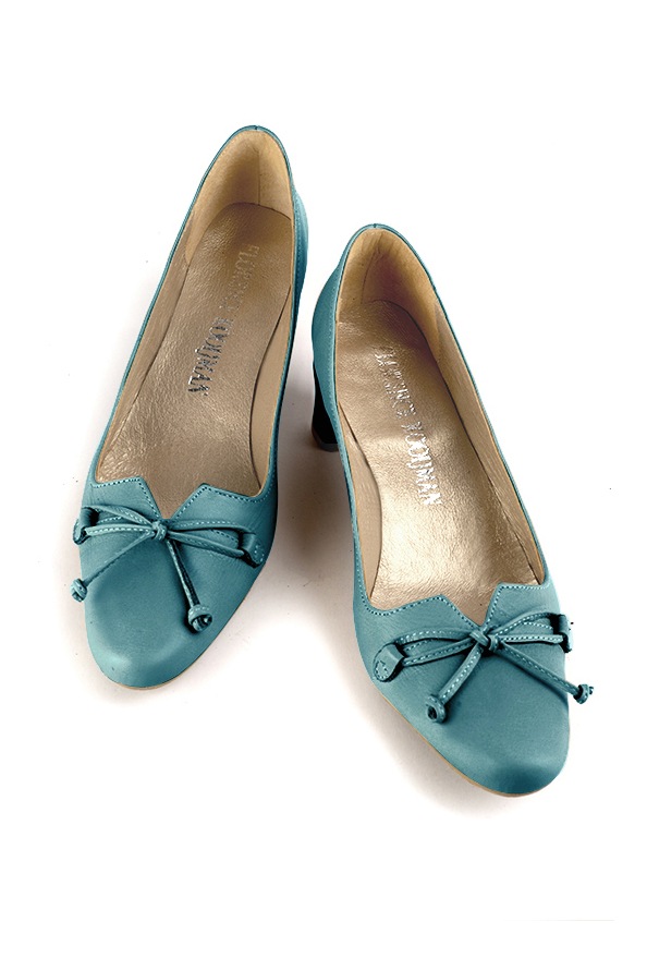 Women's turquoise blue dress pumps with a knot on the front. Round toe. Low kitten heels - Top view